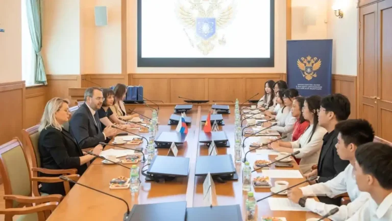 hoc sinh viet nam dien kien thu truong bo khoa hoc va giao duc dai hoc nga