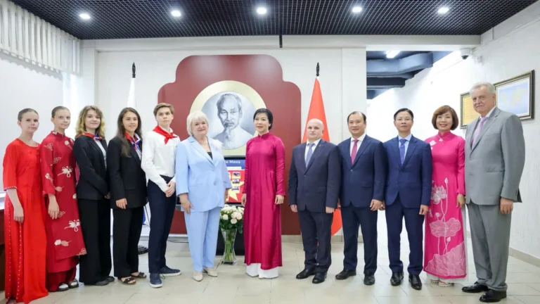 phu nhan tong bi thu to lam tham truong trung hoc 488 saint petersburg