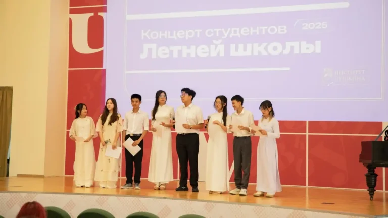 sac mau van hoa viet tai dem be mac truong he vien pushkin 2025