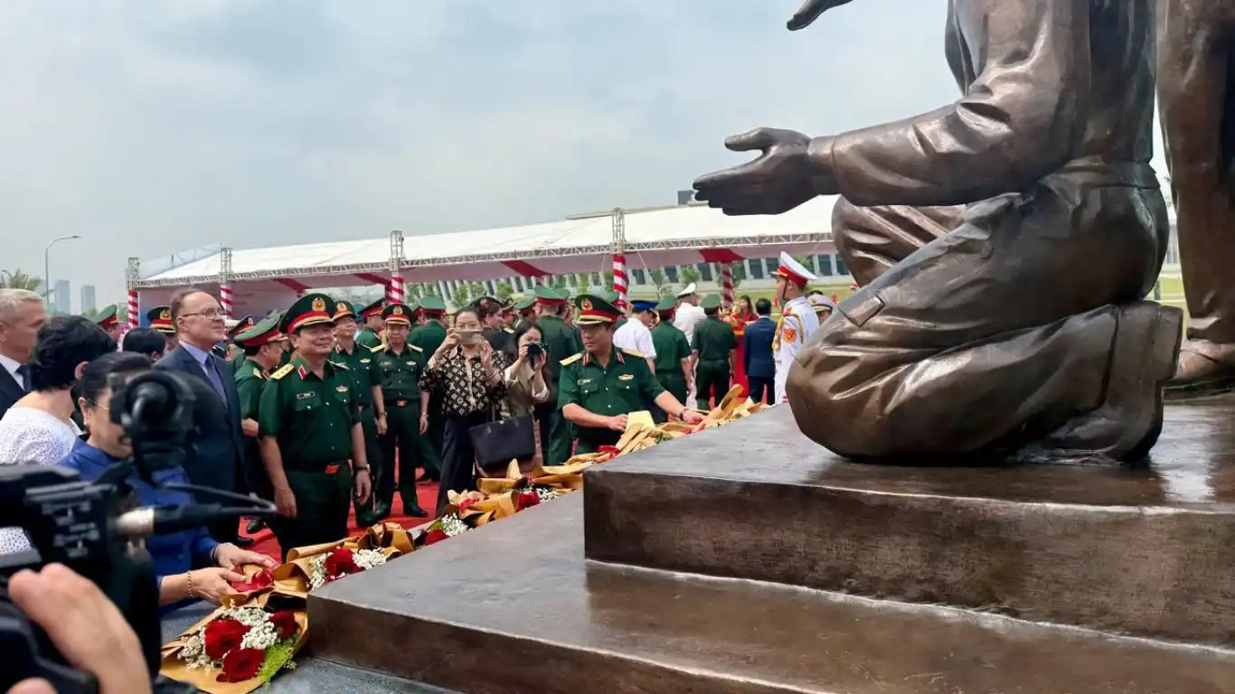 gan bien cum tuong tri an the hien tinh huu nghi quoc te tai viet nam 2