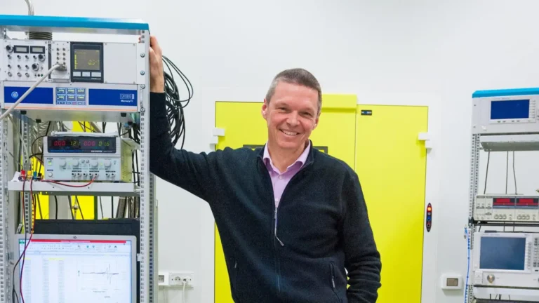 gs alexey ustinov nhip cau ket noi viet nam voi mang luoi khoa hoc luong tu toan cau