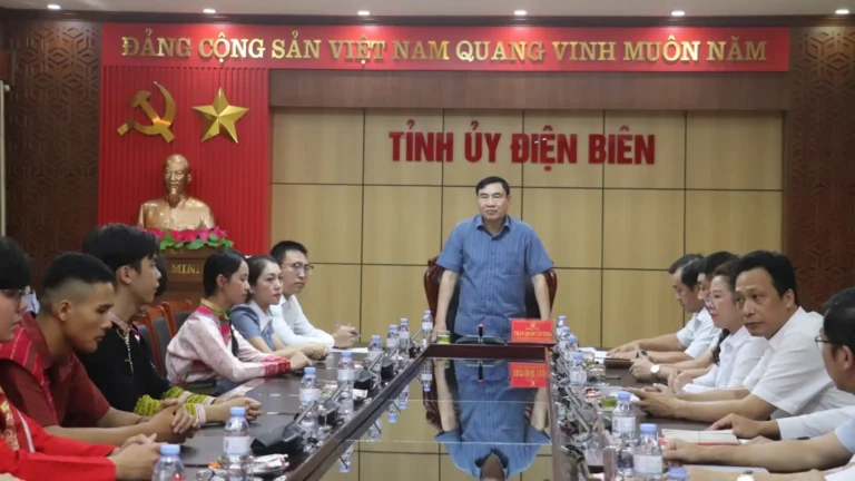 hoc sinh dien bien se mang ban sac dan toc den saint petersburg