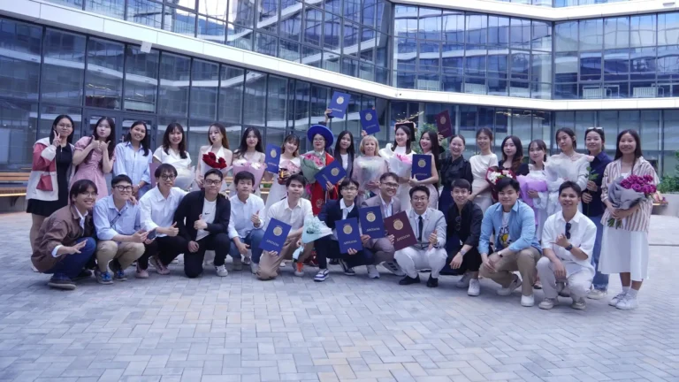 le tot nghiep day cam xuc cua du hoc sinh viet nam tai tyumen