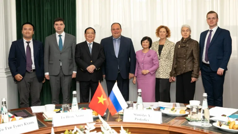 dai hoc hoa binh gap go va lam viec voi dai hoc tai chinh nga