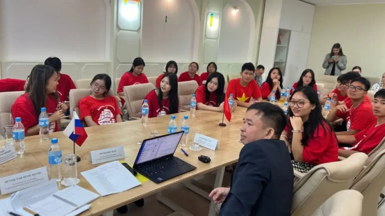 hoc sinh viet nam kham pha nuoc nga bang trai tim rong mo