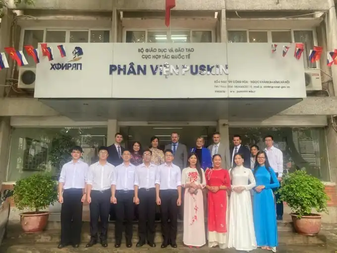 thu truong bo khoa hoc va giao duc dai hoc nga tham phan vien puskin