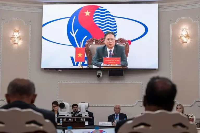 dai dien viet nam va 10 nuoc nhan danh hieu dai su giao duc va khoa hoc nga