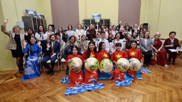 am ap le ky niem ngay nha giao viet nam tai saint petersburg