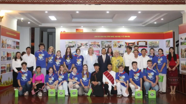 bi thu tinh uy dien bien tiep doan can bo va hoc sinh saint petersburg 2