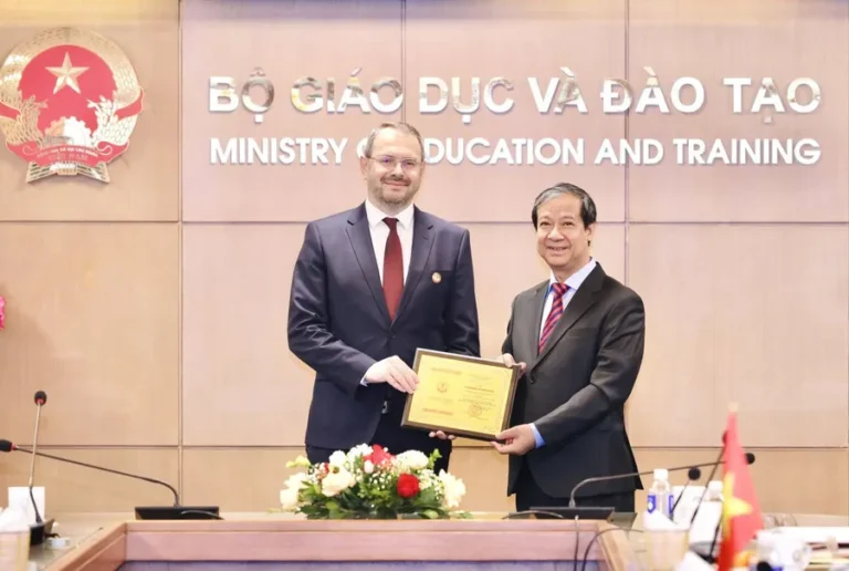 bo giao duc va dao tao trao ky niem chuong cho thu truong nga 1