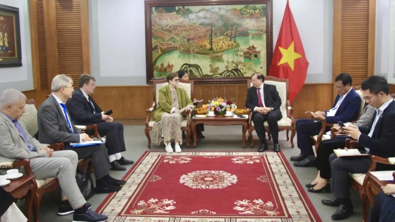 bo van hoa the thao va du lich tiep dai hoc nghe thuat duong dai nga