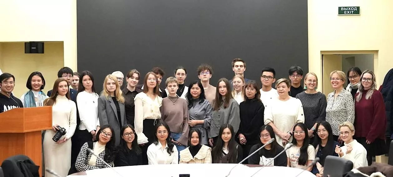 gap go cau lac bo tieng viet voi chu de cach mang thang muoi nga 2