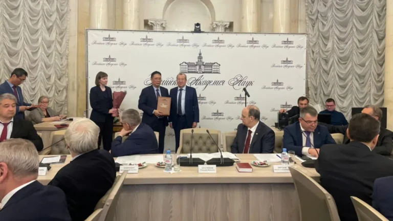 giao su chau van minh duoc bau lam vien si vien han lam khoa hoc nga