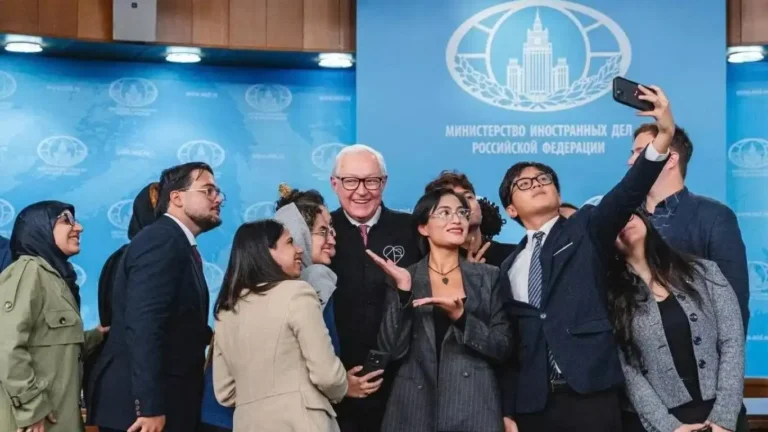 hanh trinh cua thanh nien viet nam tai brics international school