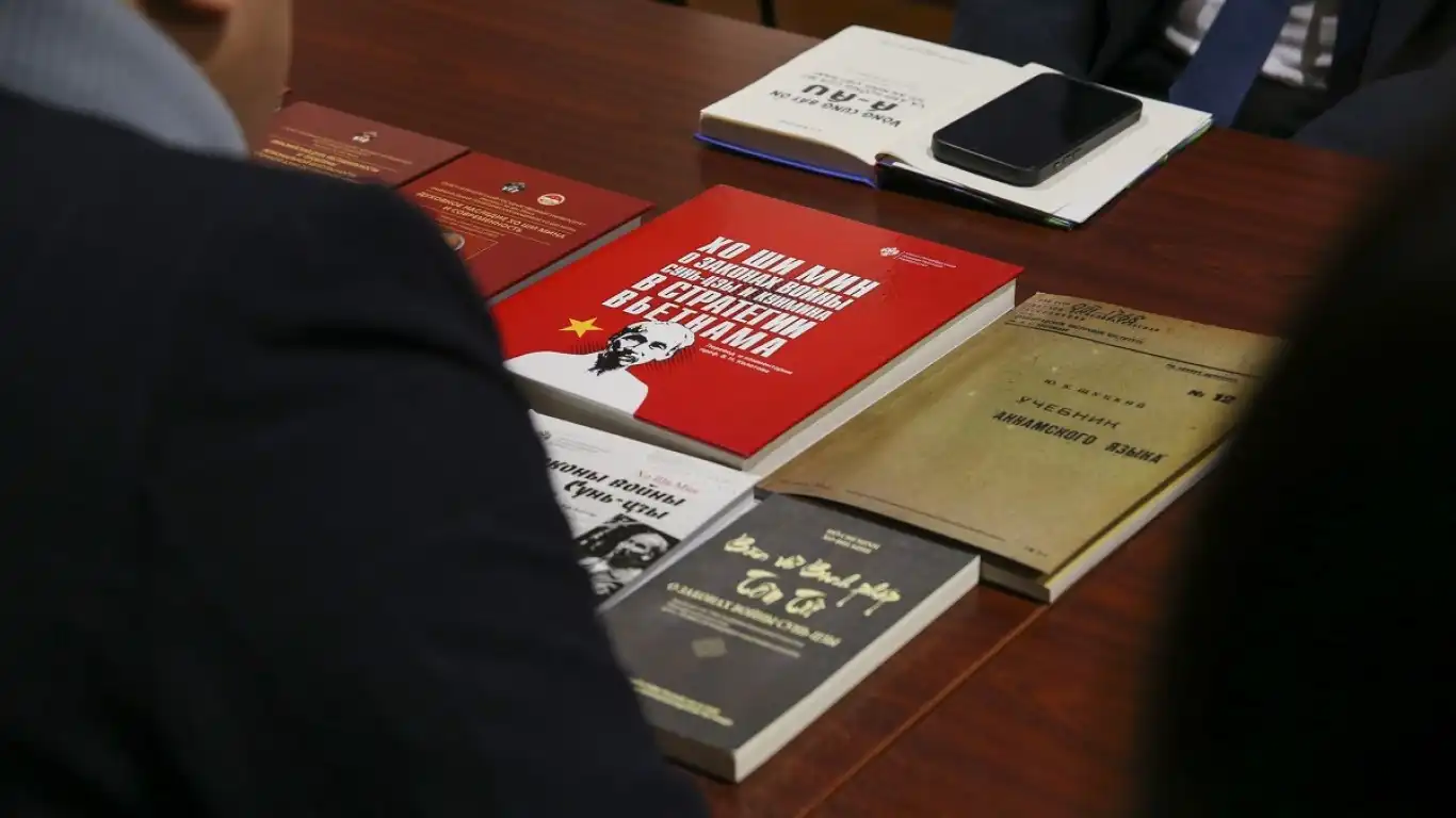 hoc vien chinh tri ho chi minh tham va lam viec tai dai hoc saint petersburg 2