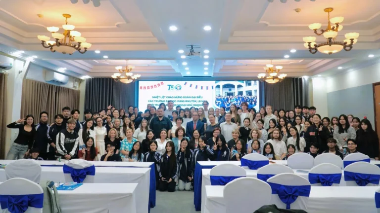 sinh vien dai hoc ngoai ngu dhqghn giao luu voi sinh vien irkutsk