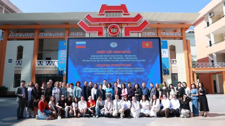 truong cao dang thuong mai va du lich ha noi tiep doan nga 1