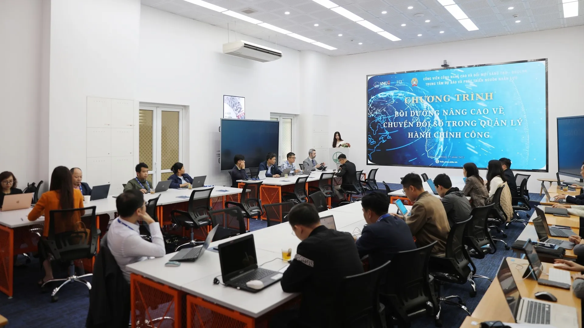 dhqghn va hoc vien ranepa mo lop boi duong quan ly hanh chinh cong 2