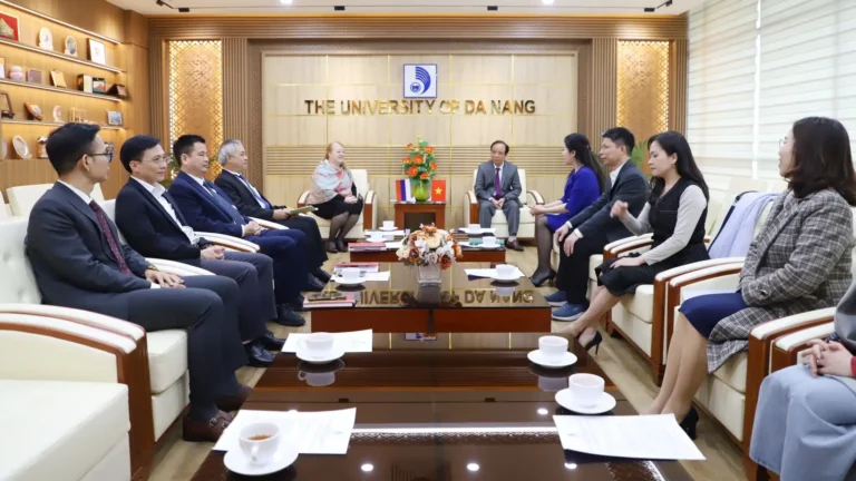 giam doc dai hoc da nang tiep tong lanh su lien bang nga tai da nang 1