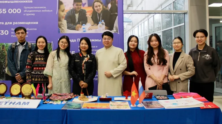 hanh trinh dua tinh hoa viet den gan hon voi ban be quoc te tai rudn 1