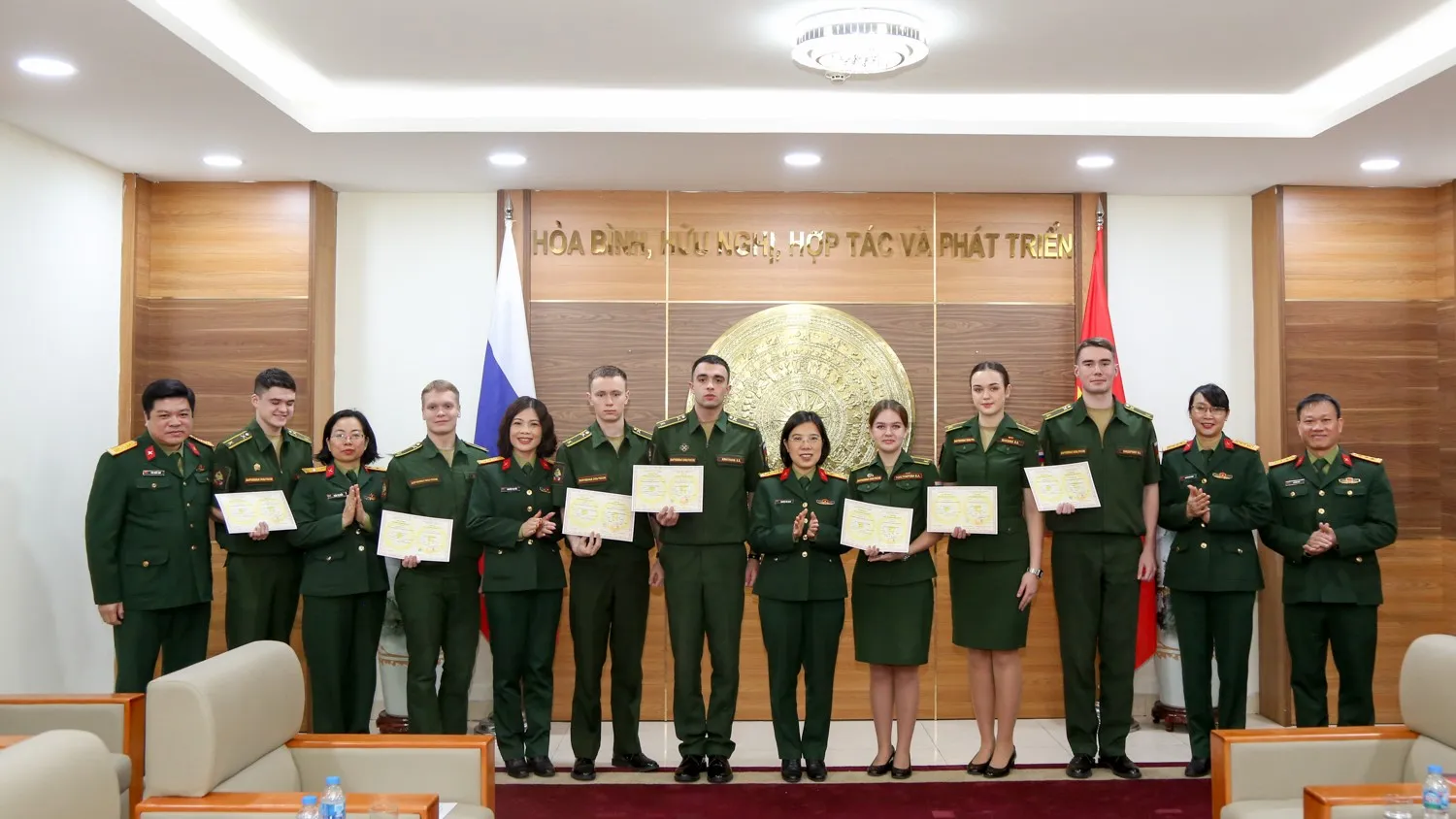 hoc vien khoa hoc quan su trao chung chi cho hoc vien quan su nga 2