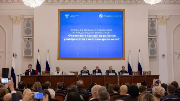 nga cung co vi the giao duc dai hoc trong boi canh dia chinh tri moi