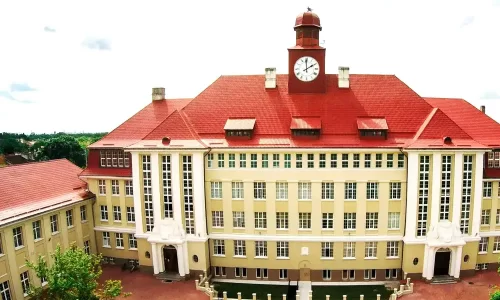 kantiana-cum-lien-truong-giao-duc-nhan-van